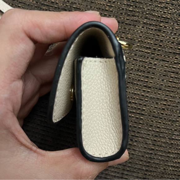 STEVE MADDEN Airpods Case - Picture 5 of 5